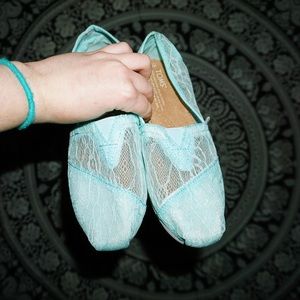 Pale blue Toms